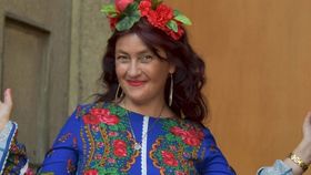 FOTO Rona Hartner, condusă pe ultimul drum în rochie albă! Persoana neașteptată care și-a făcut apariția la înmormântare